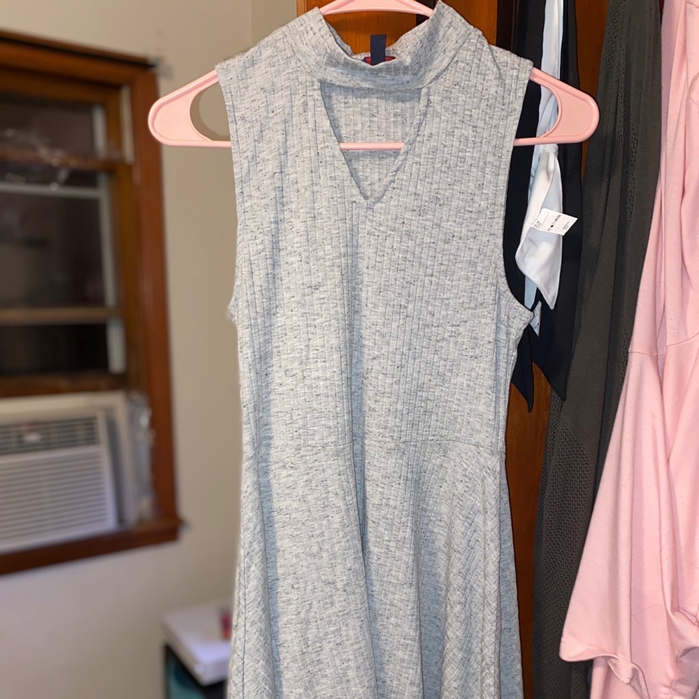 V neck dress with chocker